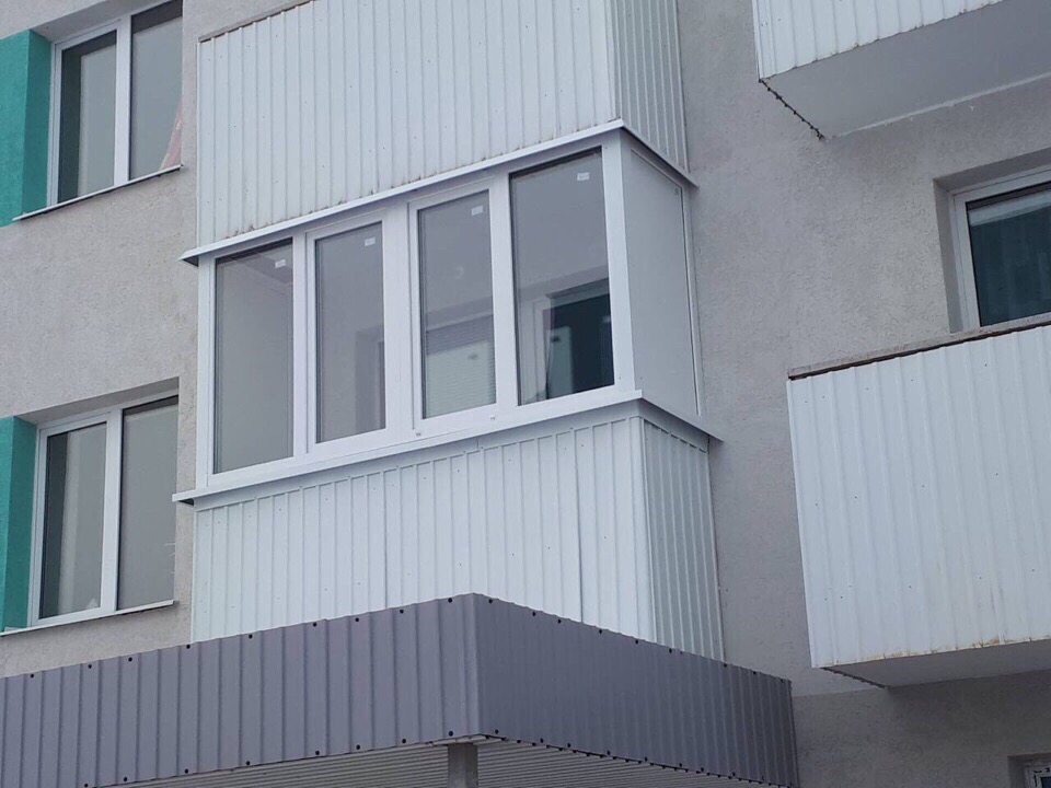 Внешняя отделка балкона белым профнастилом - фото 1